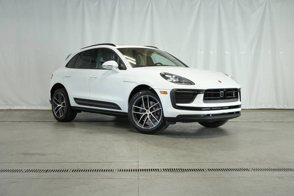 Certified 2025 Porsche Macan AWD/4WD image 9