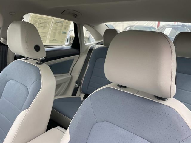 Used 2025 Volkswagen Jetta SE FWD image 22