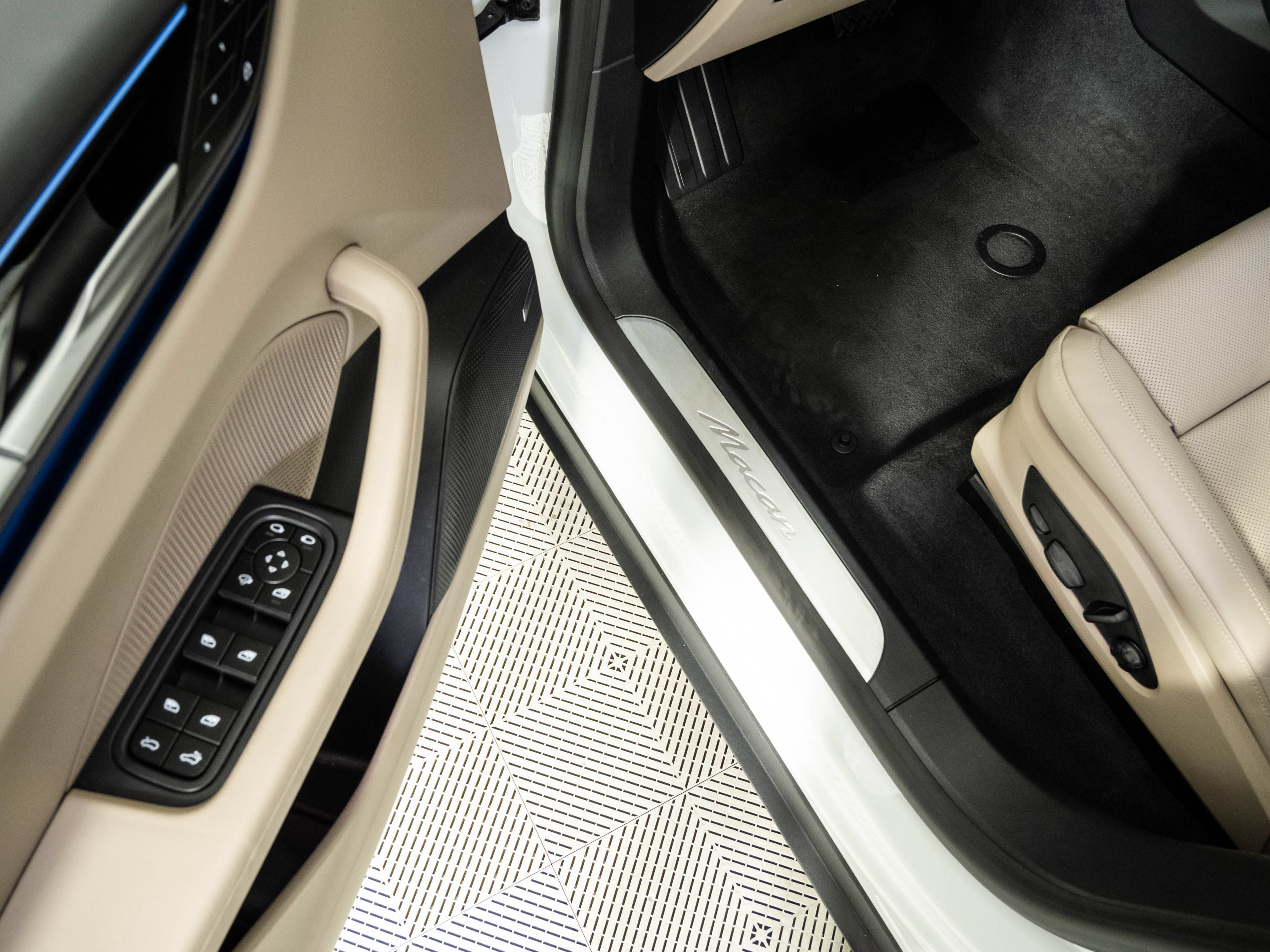 Used 2025 Porsche Macan Electric RWD image 8