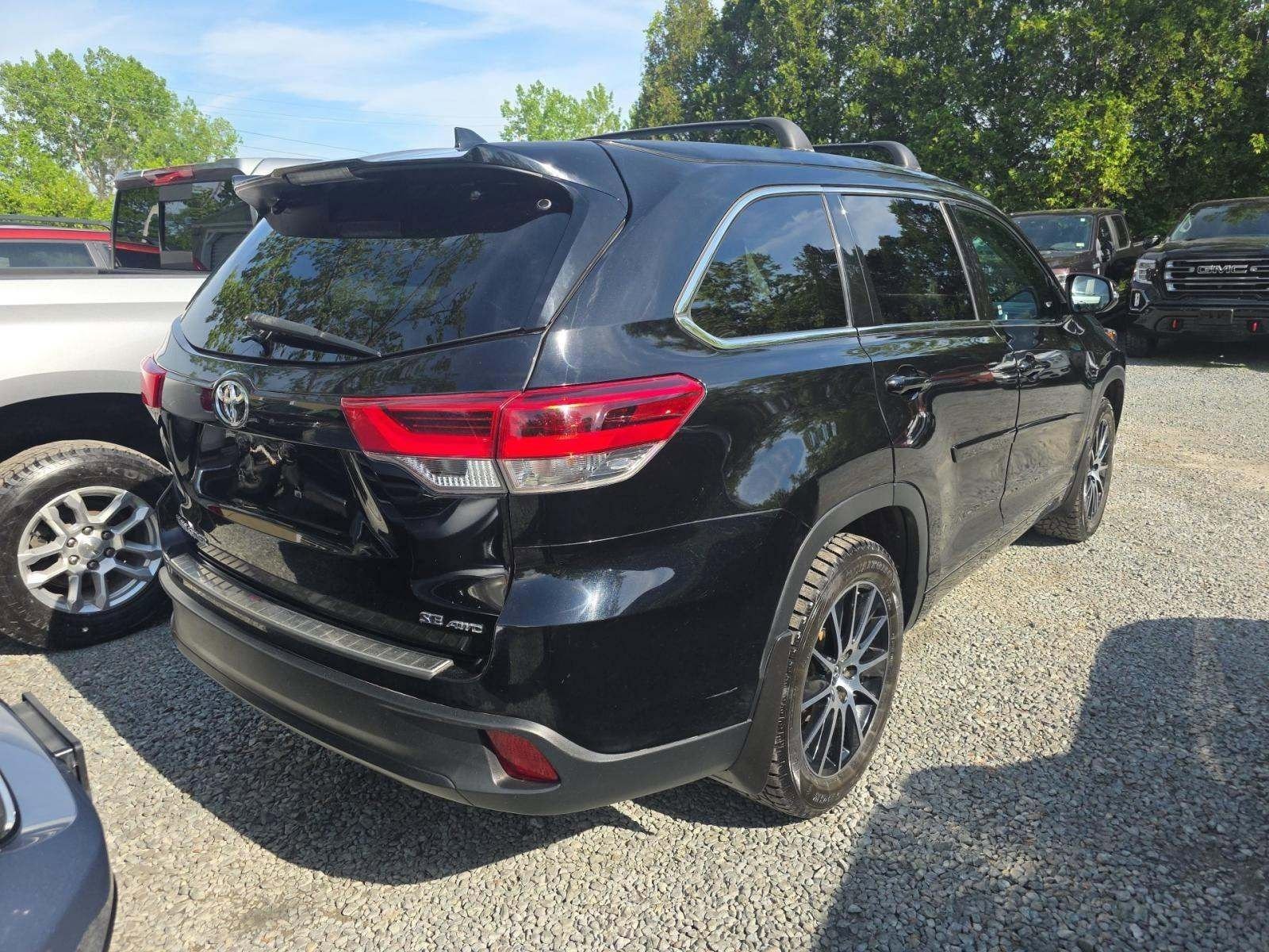 Used 2018 Toyota Highlander SE w/ Carpet Mat Package (TMS) AWD/4WD image 3