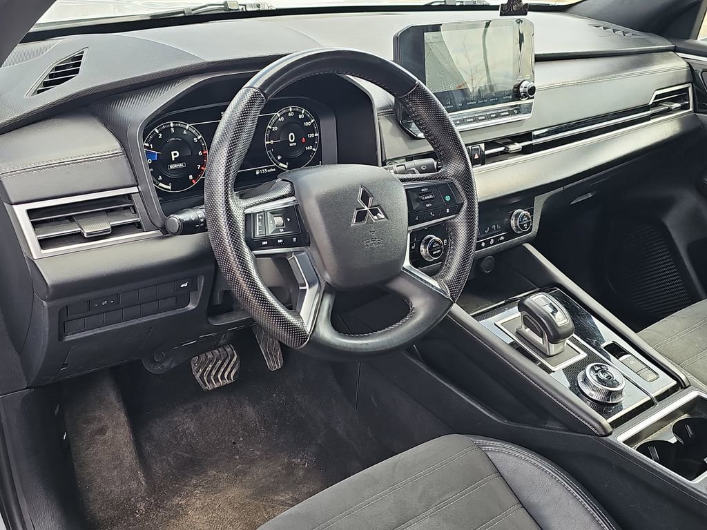Used 2023 Mitsubishi Outlander SE image 16