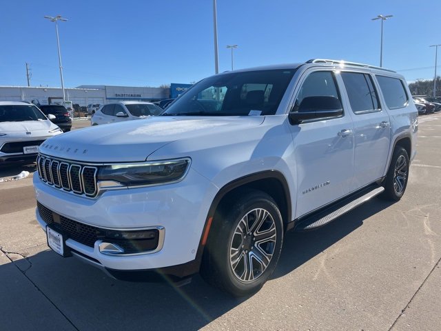 Used 2024 Jeep Wagoneer L Series II w/ Flexible Seating Group image 7