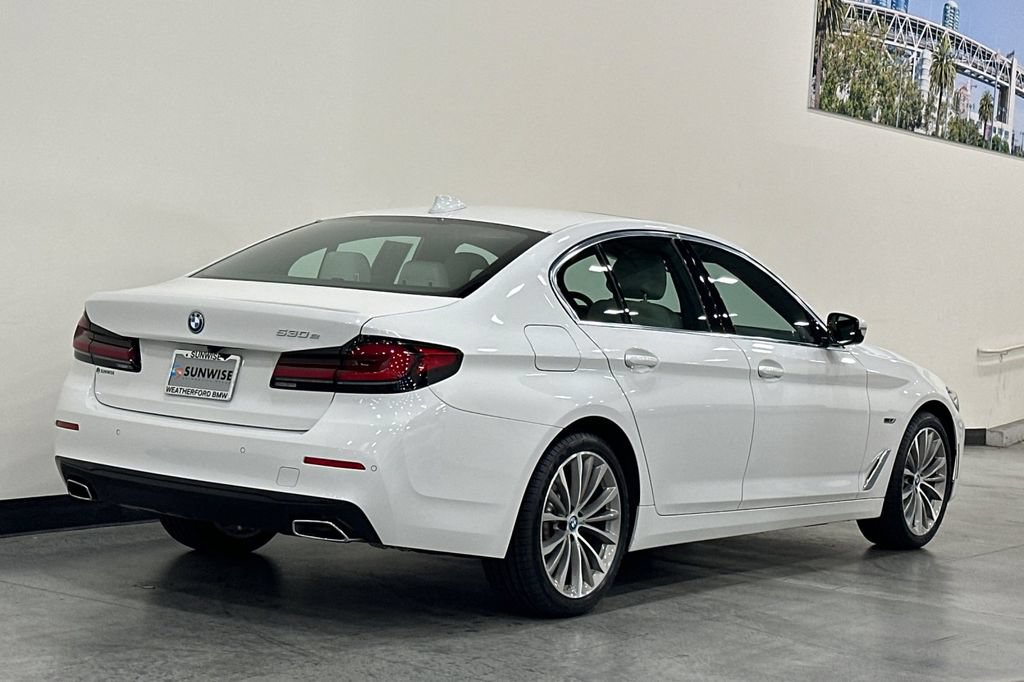 Used 2023 BMW 530e w/ Premium Package RWD image 4