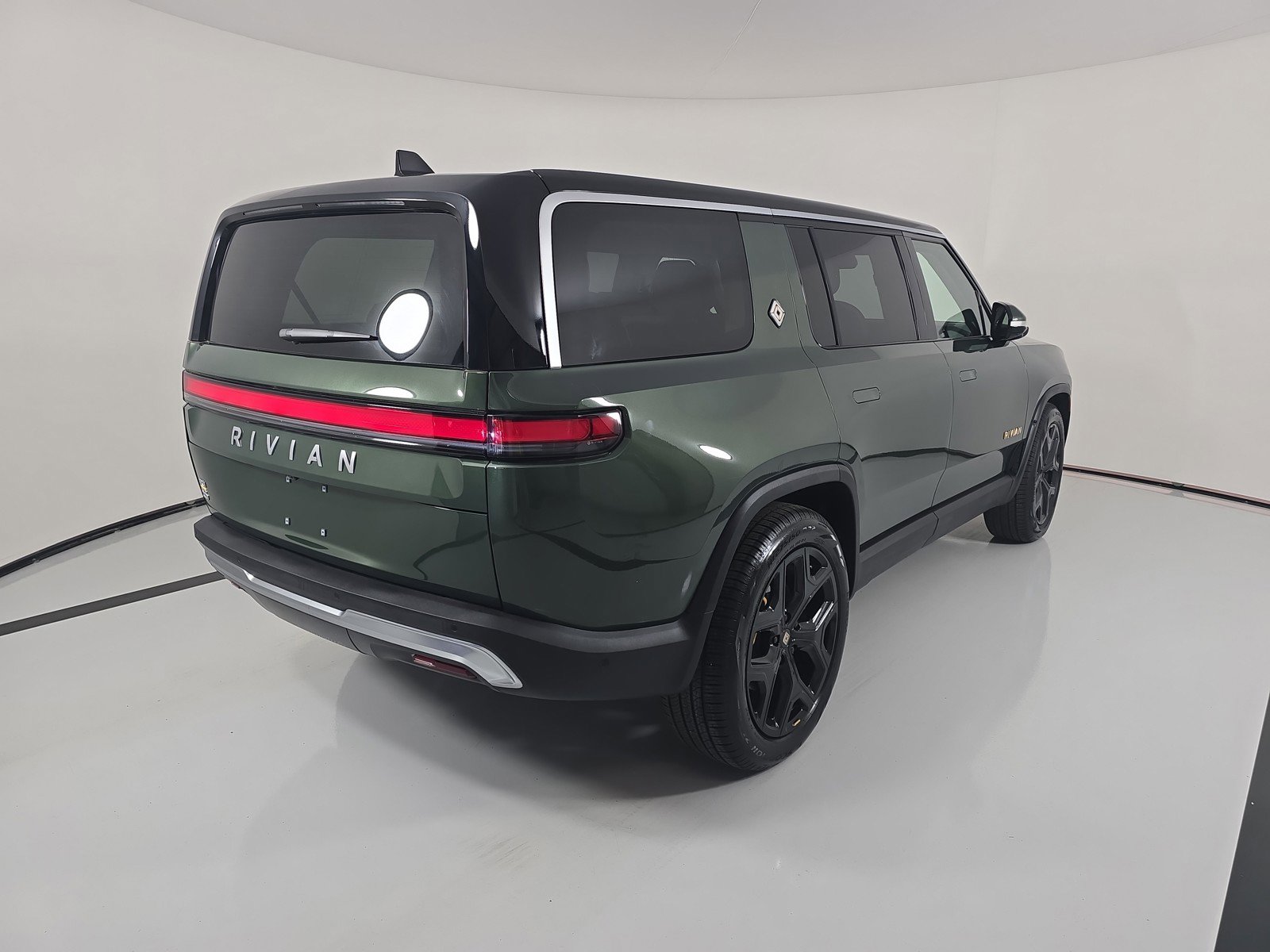 Used 2024 Rivian R1S Adventure AWD/4WD image 5