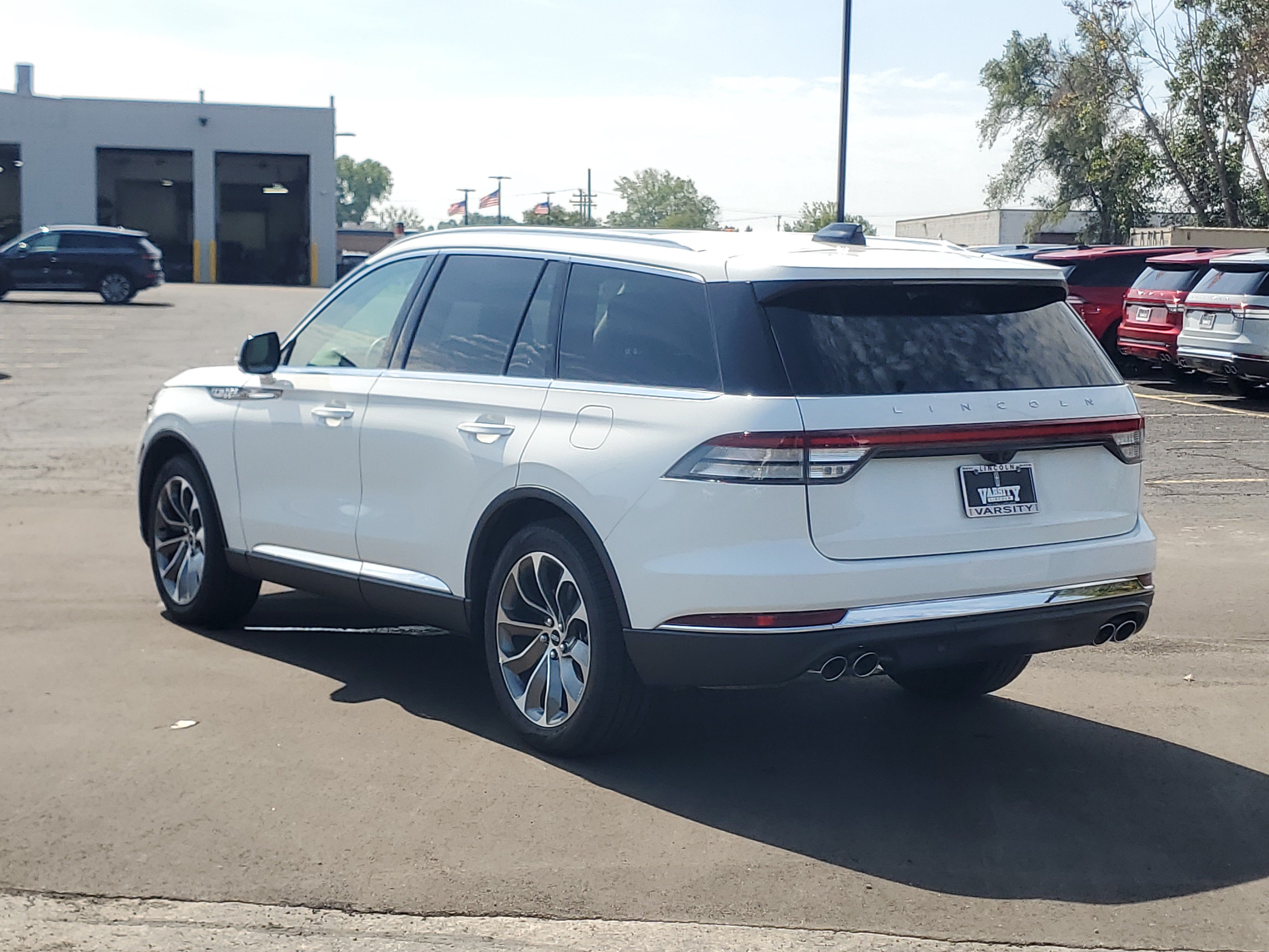 New 2027 Lincoln Aviator AWD image 3