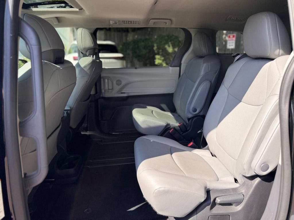 Used 2023 Toyota Sienna XLE FWD image 20