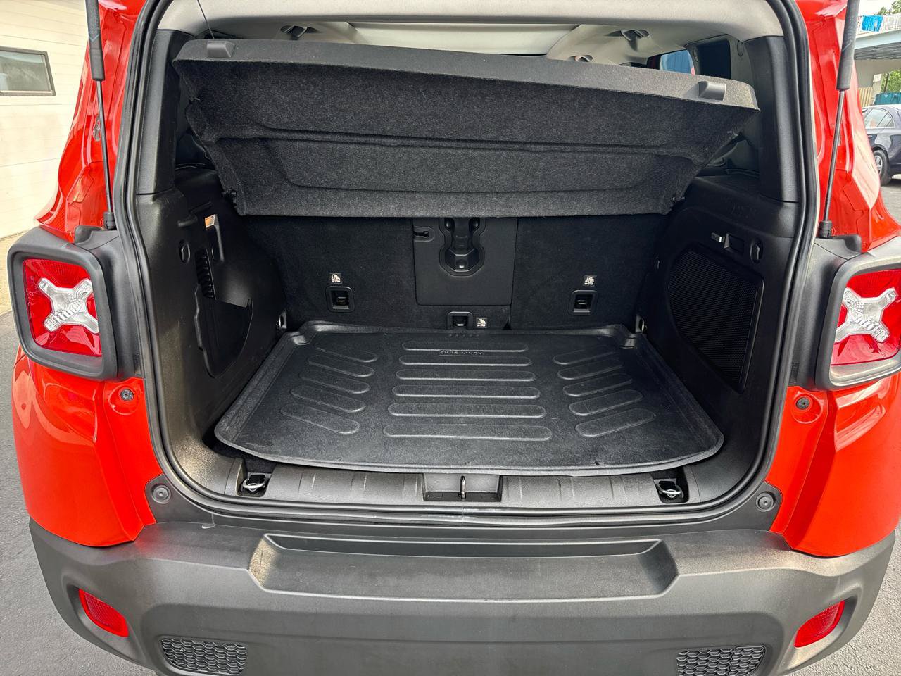 Used 2021 Jeep Renegade Latitude w/ Sun & Sound Group AWD/4WD image 5