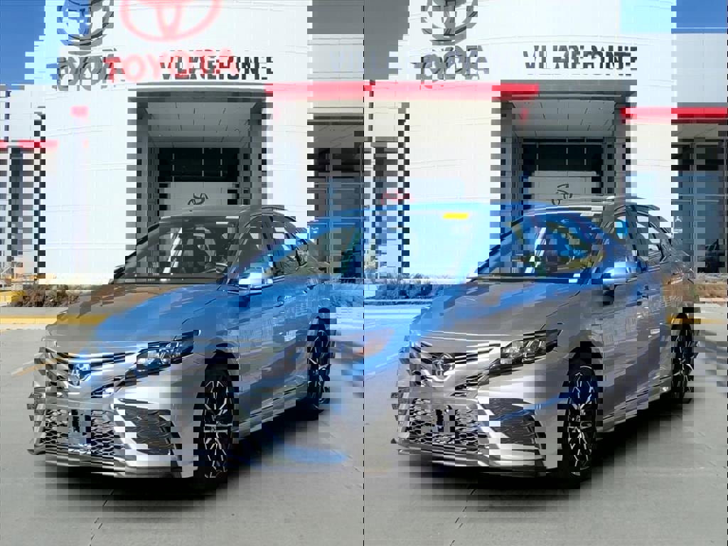 Used 2024 Toyota Camry SE image 1