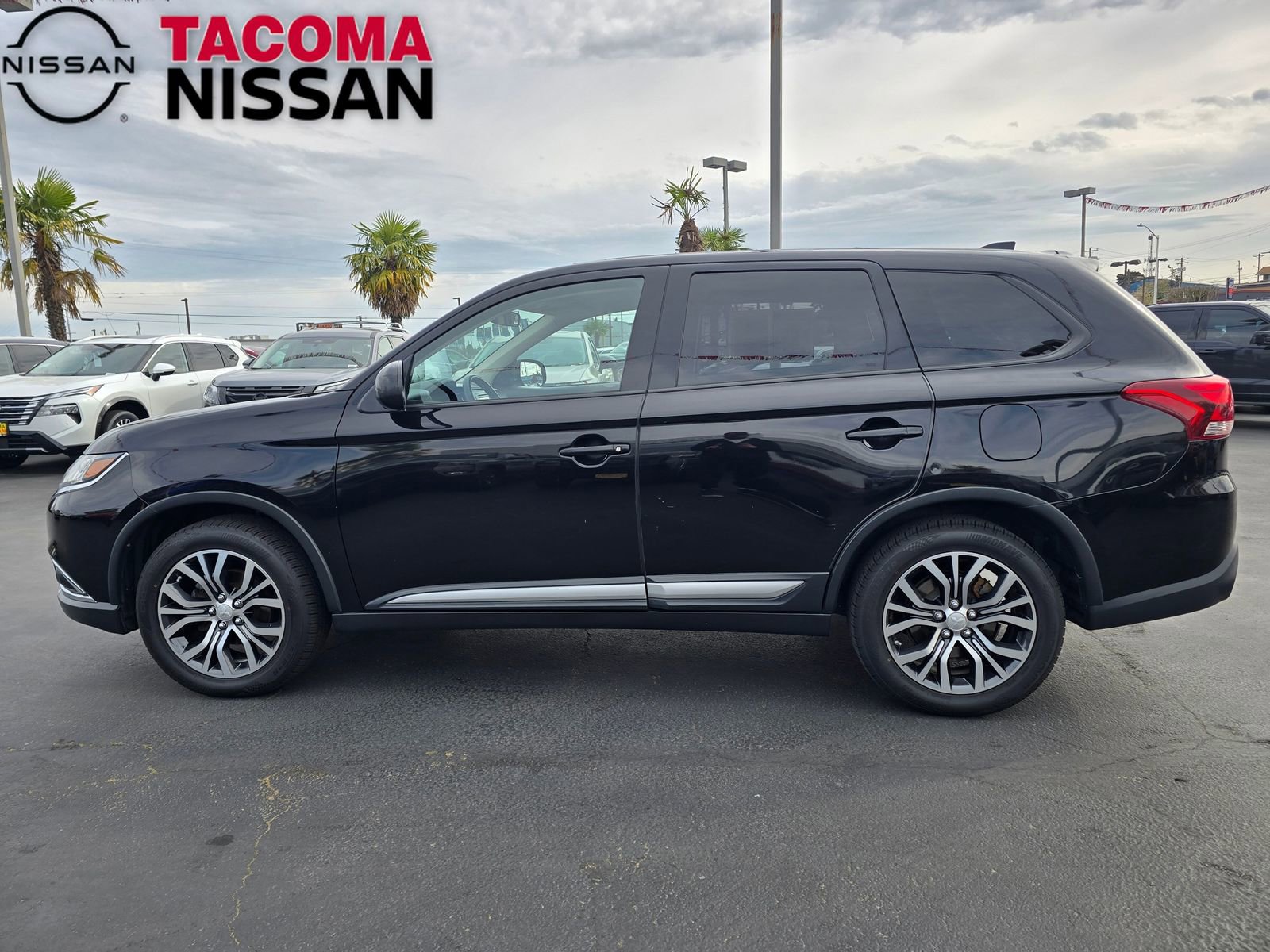 Used 2017 Mitsubishi Outlander ES image 2