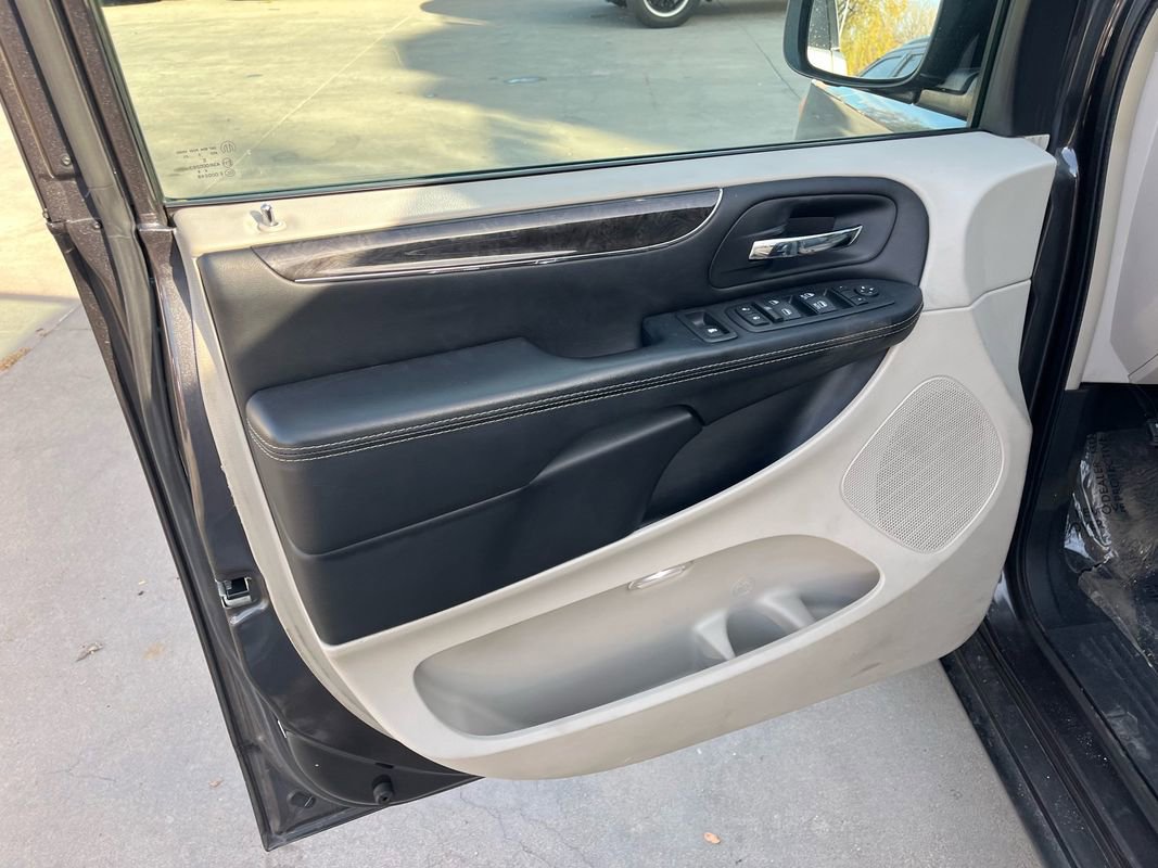 Used 2016 Chrysler Town & Country Touring image 10