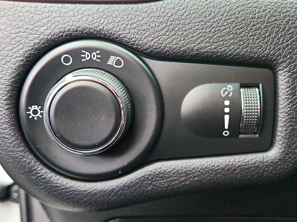 Used 2017 Jeep Cherokee Sport image 17
