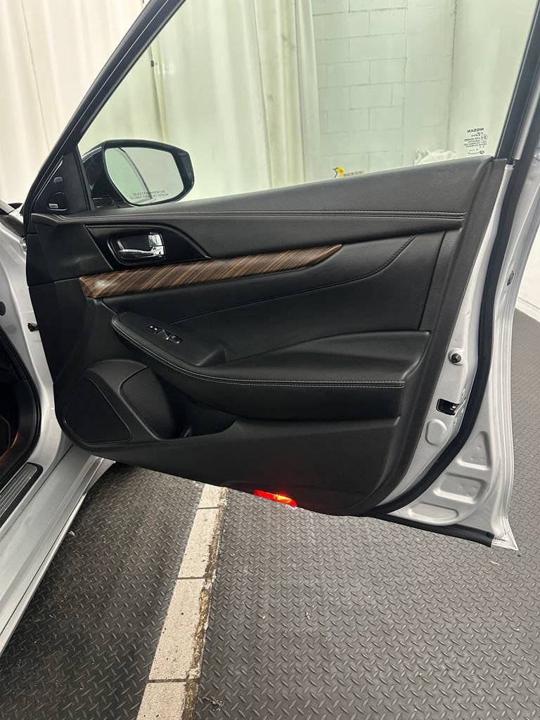 Used 2017 Nissan Maxima Platinum FWD image 32