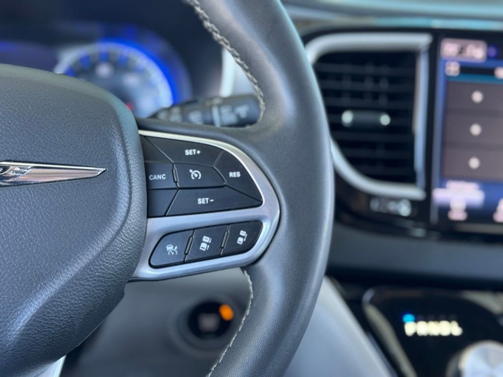 Used 2023 Chrysler Pacifica Touring-L image 11