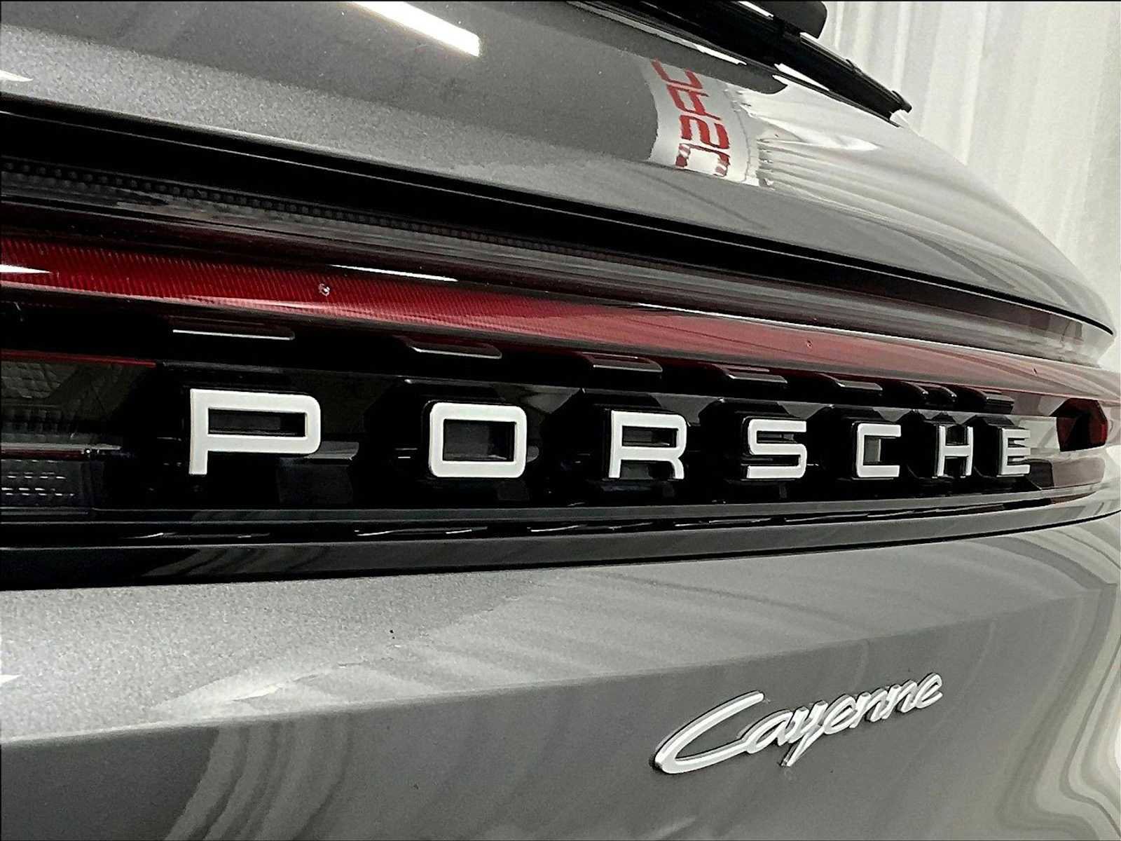 Used 2025 Porsche Cayenne image 33