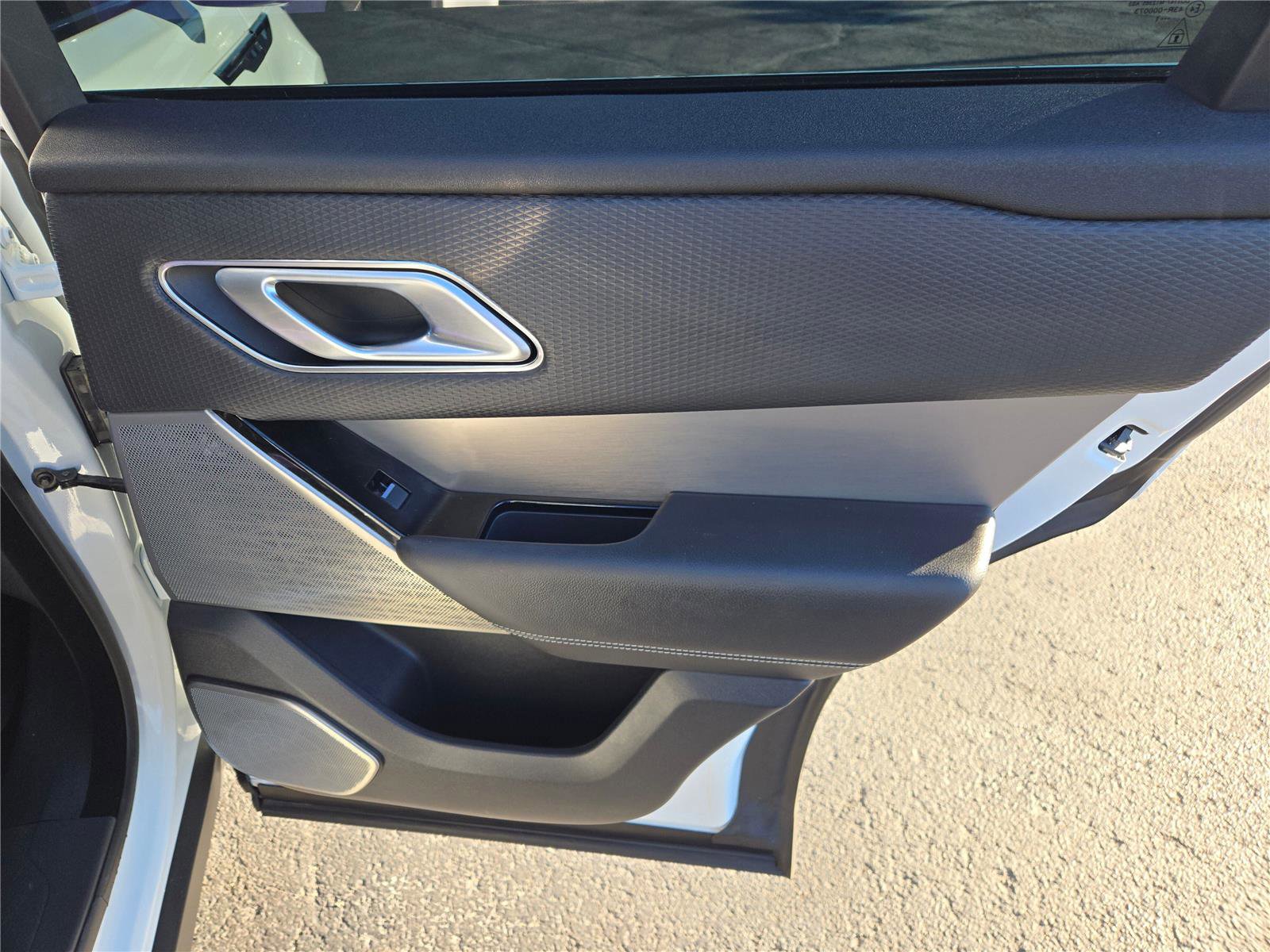 Used 2021 Land Rover Range Rover Velar R-Dynamic S image 9