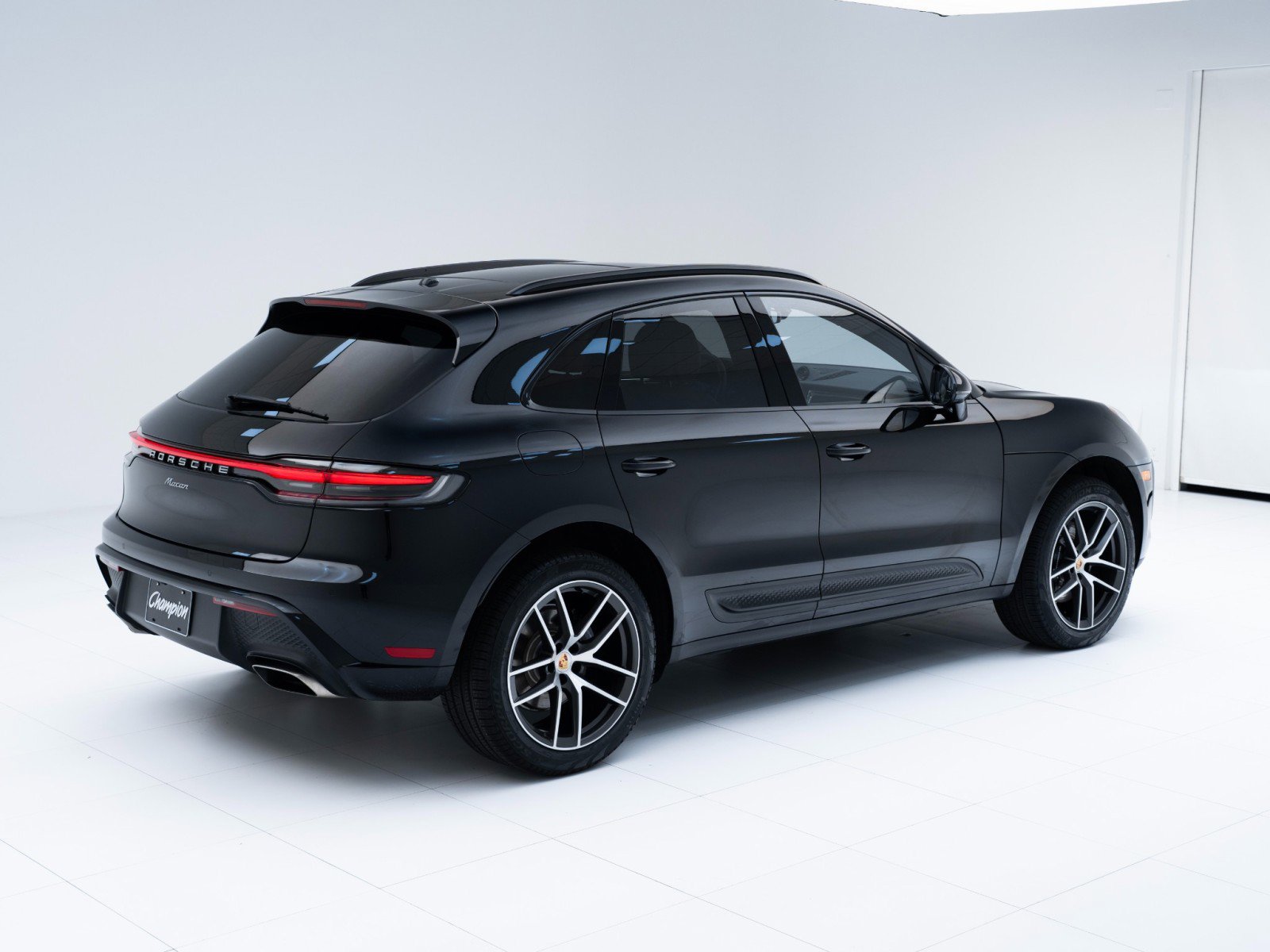 Certified 2025 Porsche Macan image 9