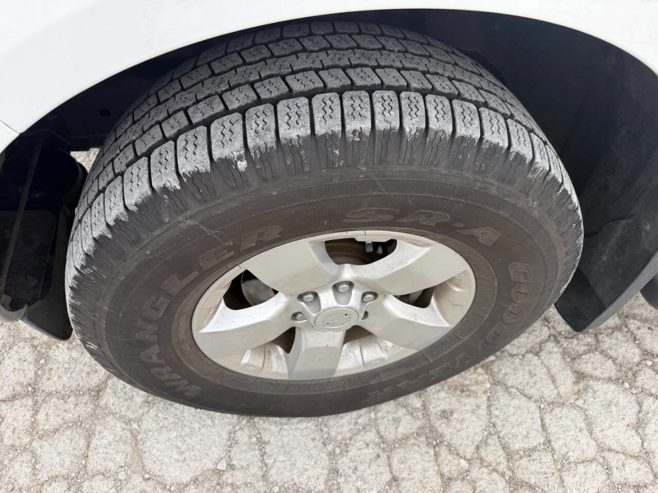 Used 2010 Nissan Frontier SE image 9