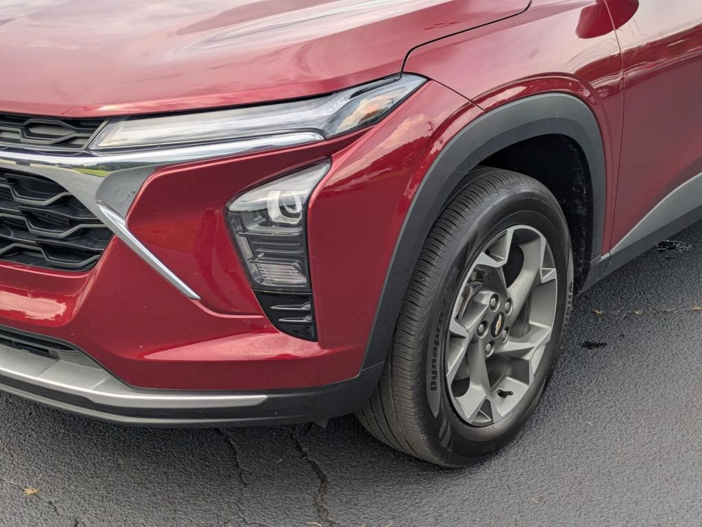Used 2025 Chevrolet Trax LT FWD image 9