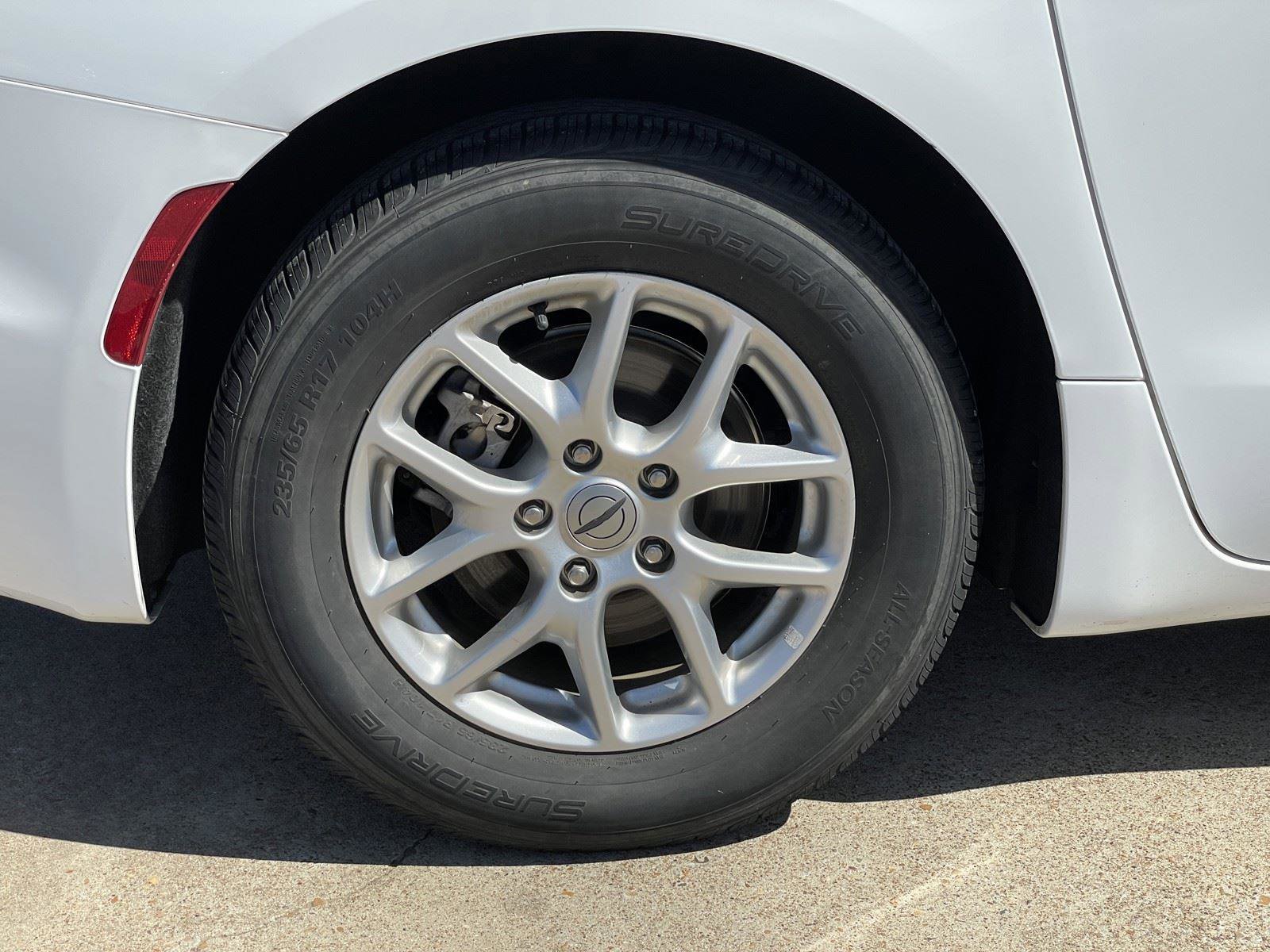 Used 2023 Chrysler Pacifica Touring-L image 56