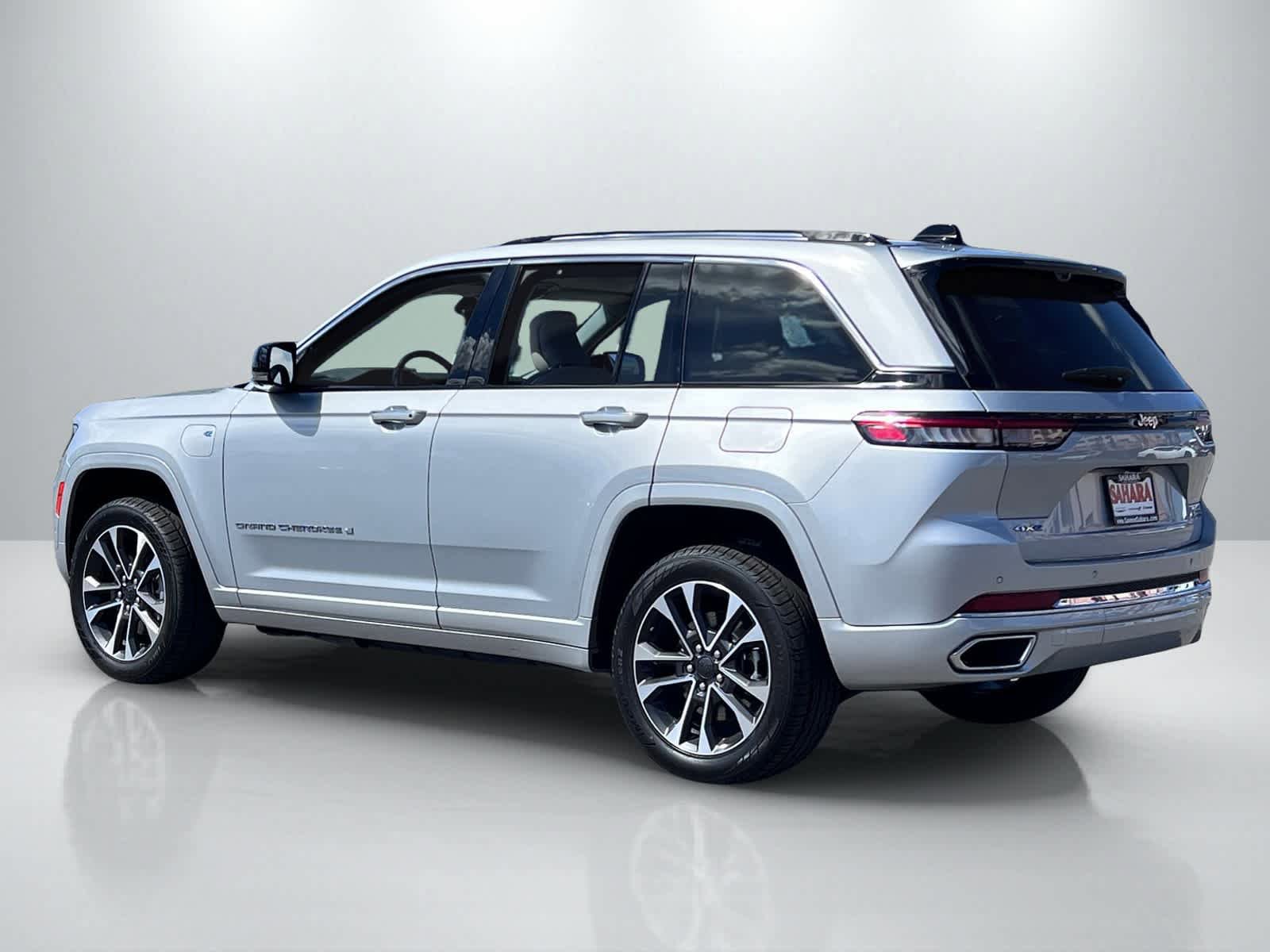 Used 2022 Jeep Grand Cherokee Overland w/ Advanced Protech Group III AWD/4WD image 4