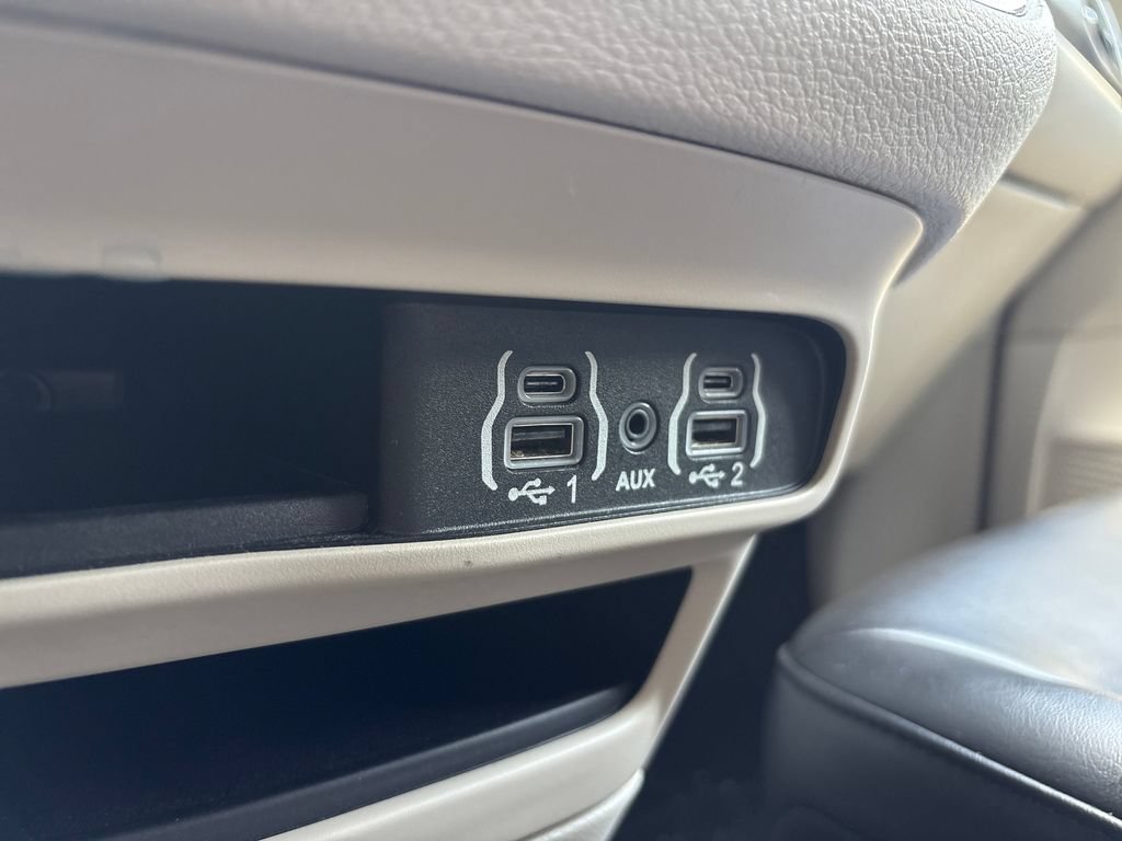 Used 2023 Chrysler Pacifica Touring-L FWD image 22