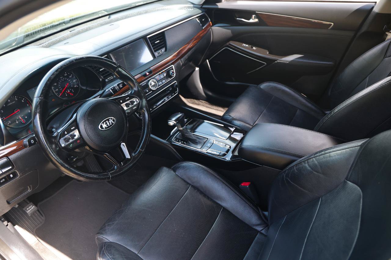 Used 2017 Kia Cadenza Premium w/ Luxury Package FWD image 4