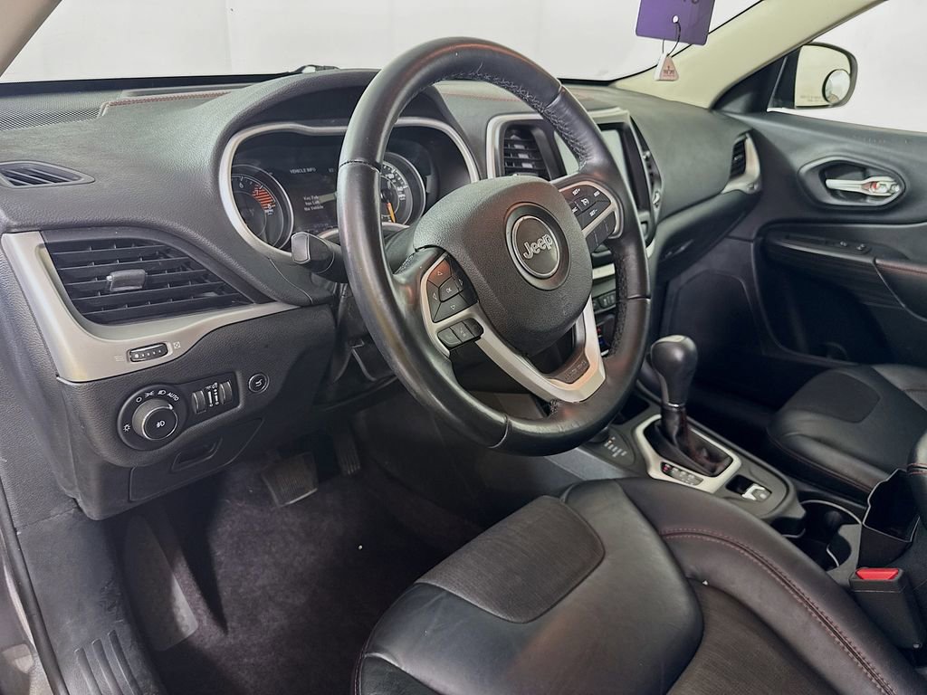 Used 2016 Jeep Cherokee Trailhawk w/ Comfort/Convenience Group AWD/4WD image 9