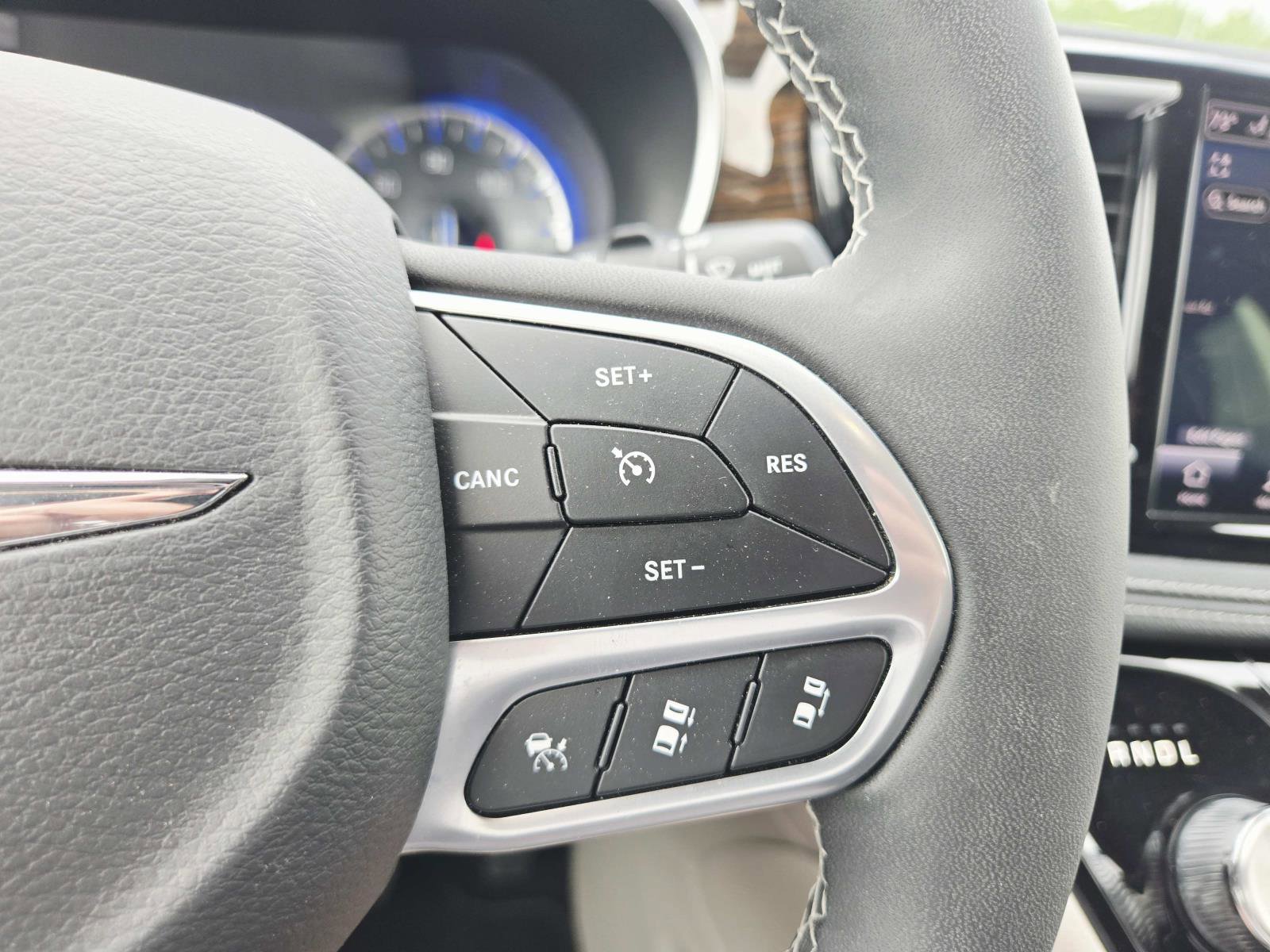 Used 2023 Chrysler Pacifica Limited FWD image 26