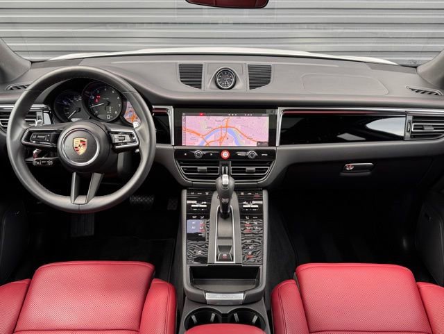 Certified 2025 Porsche Macan AWD/4WD image 18