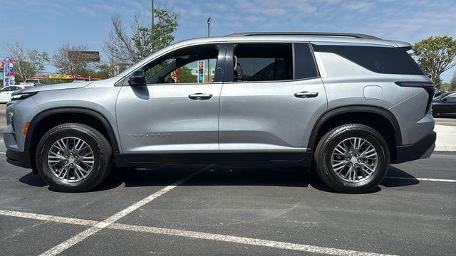 Used 2025 Chevrolet Traverse LT FWD image 4