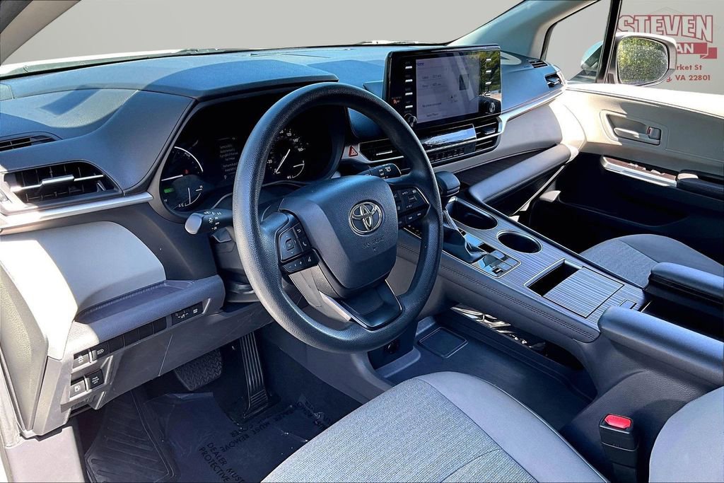 Used 2024 Toyota Sienna LE FWD image 17