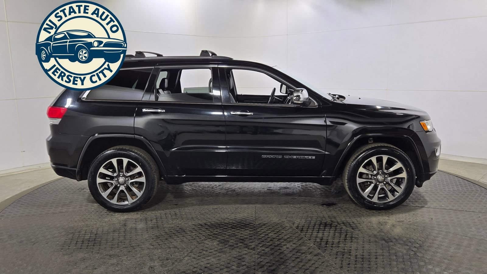 Used 2017 Jeep Grand Cherokee Overland AWD/4WD image 8
