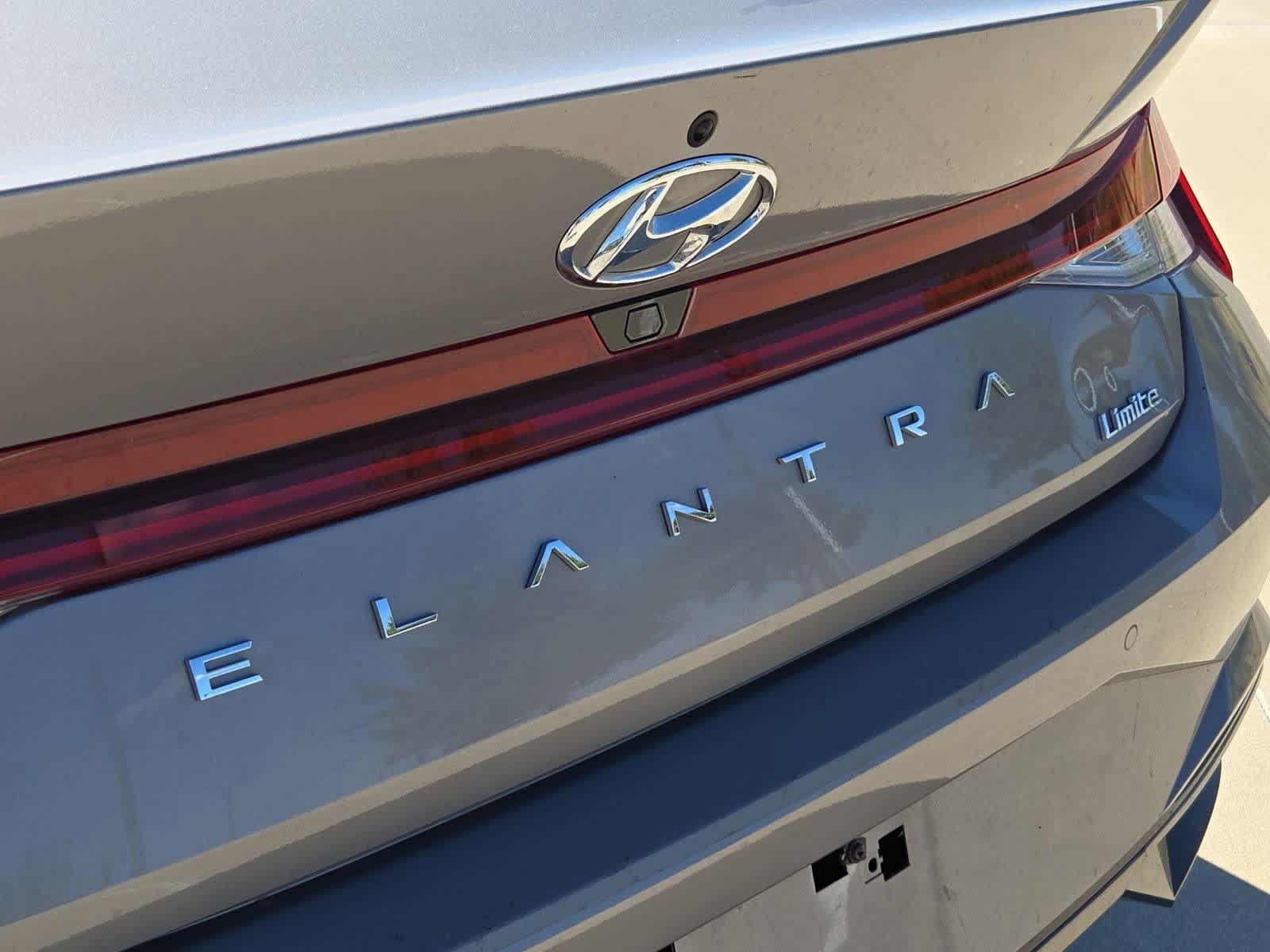 Used 2023 Hyundai Elantra Limited FWD image 11