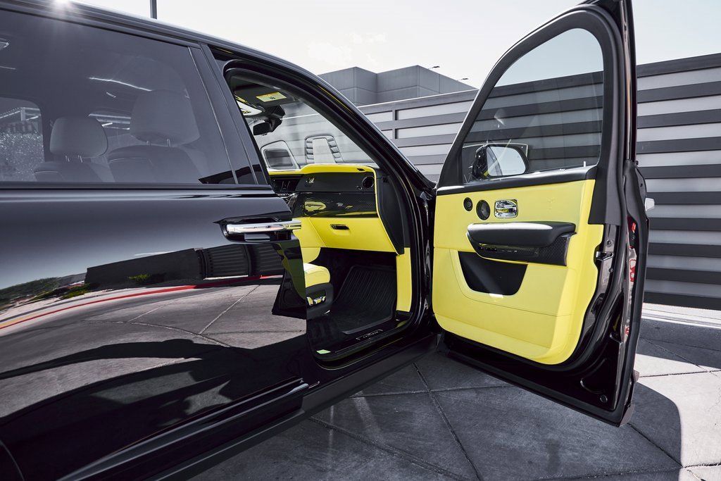 Used 2022 Rolls-Royce Cullinan Black Badge w/ Dark Exterior Package image 23