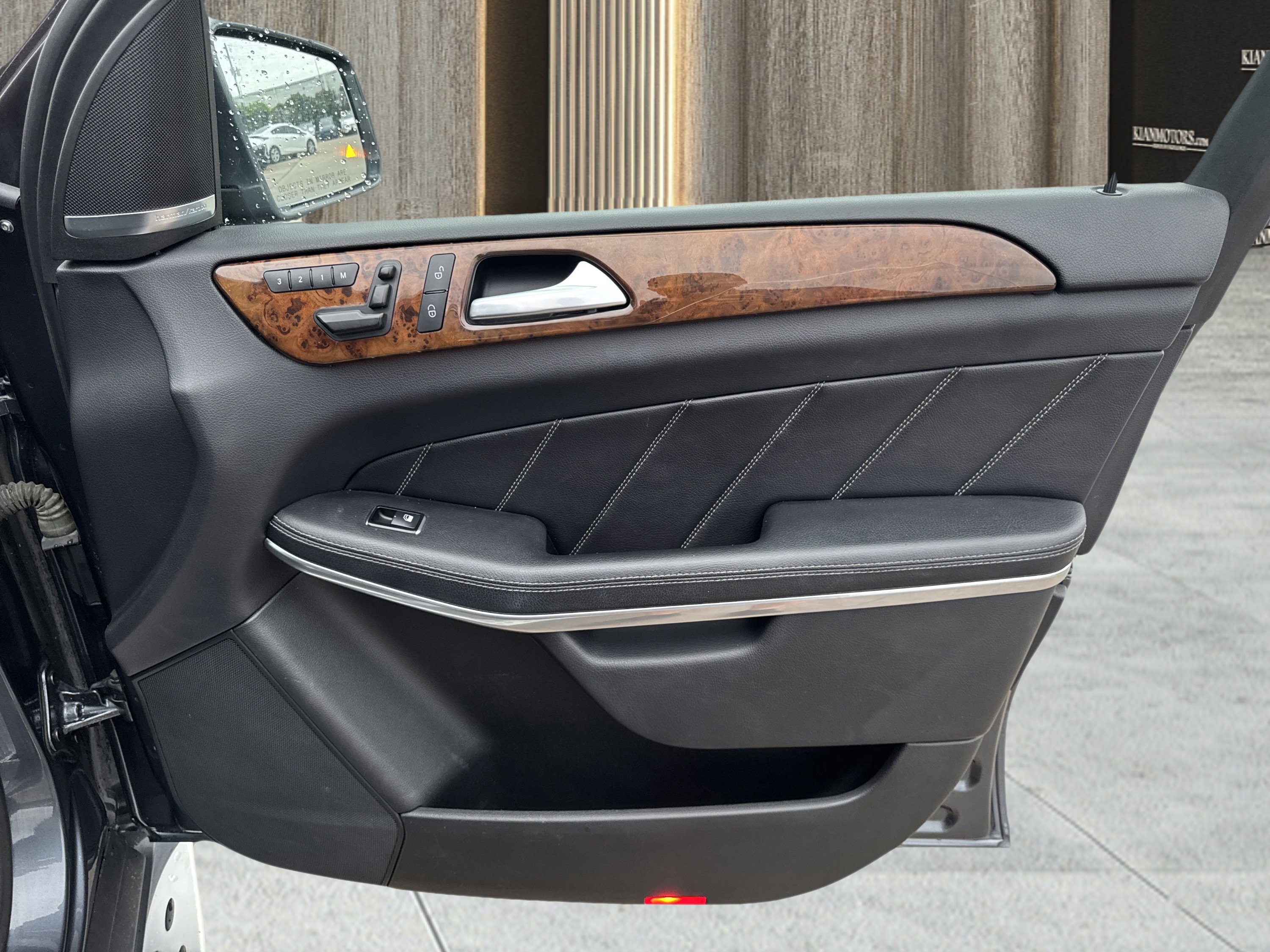 Used 2015 Mercedes-Benz GL 550 4MATIC image 49