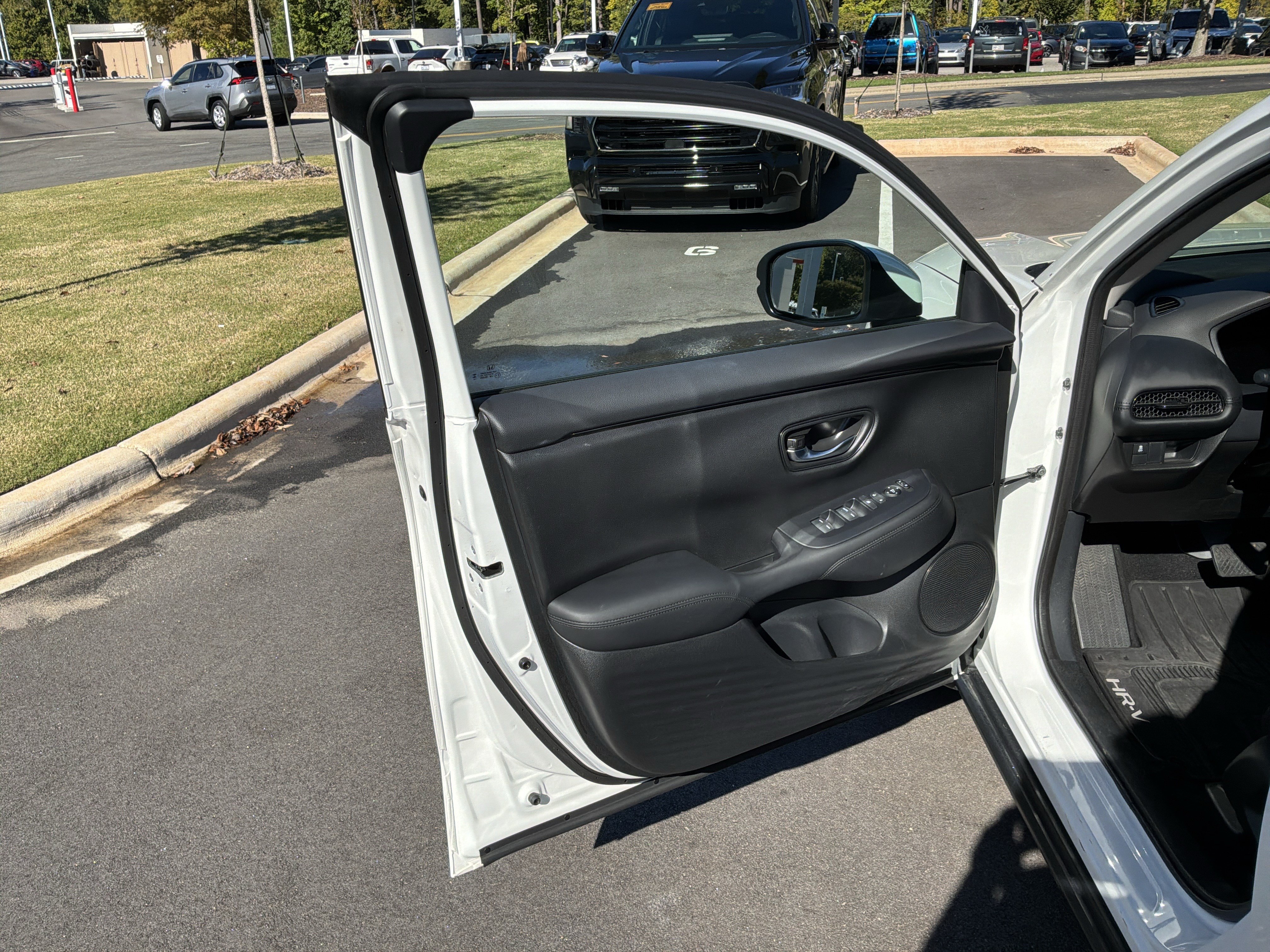 Used 2025 Honda HR-V LX image 14