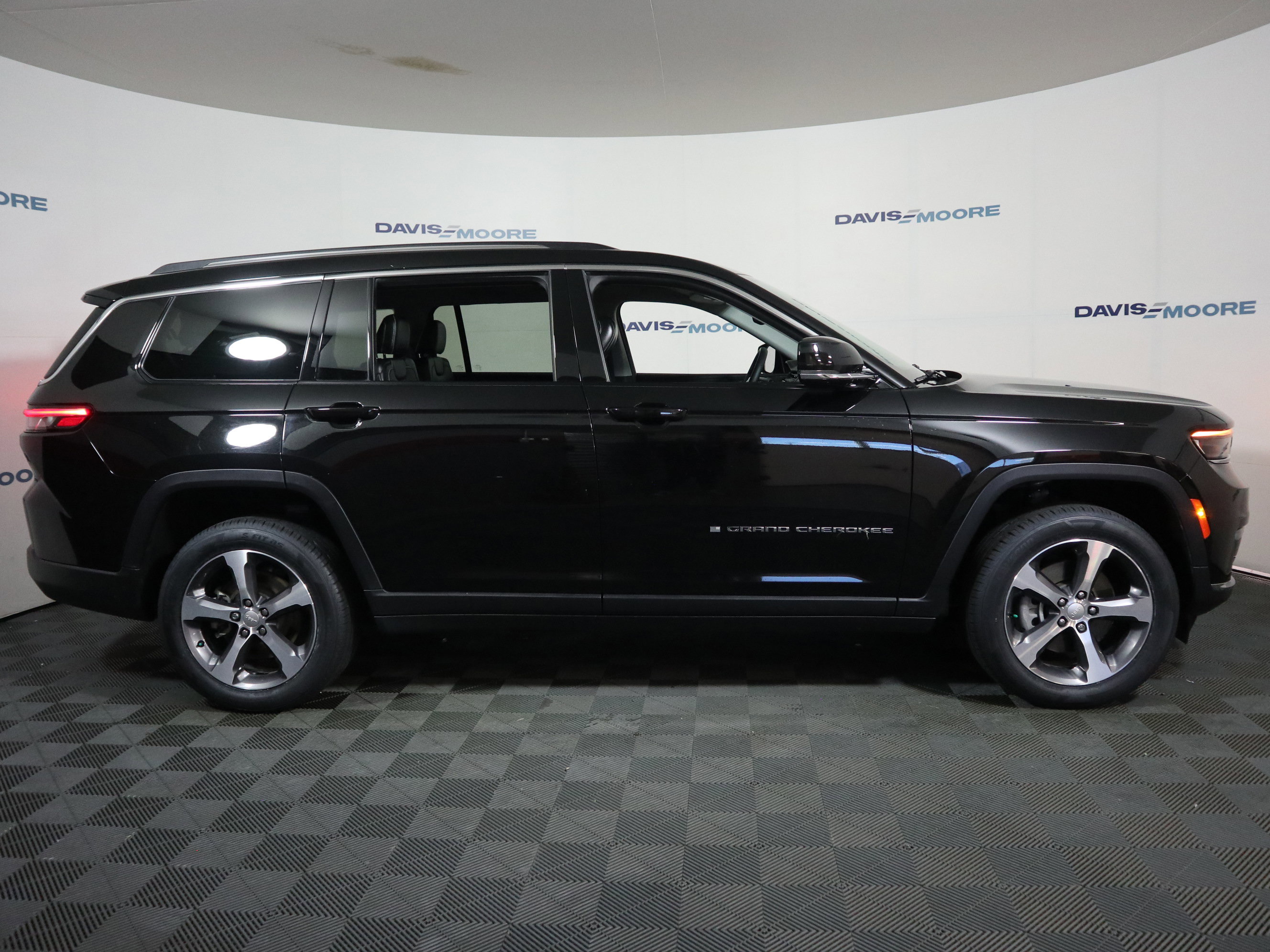 Used 2023 Jeep Grand Cherokee L Limited AWD/4WD image 4