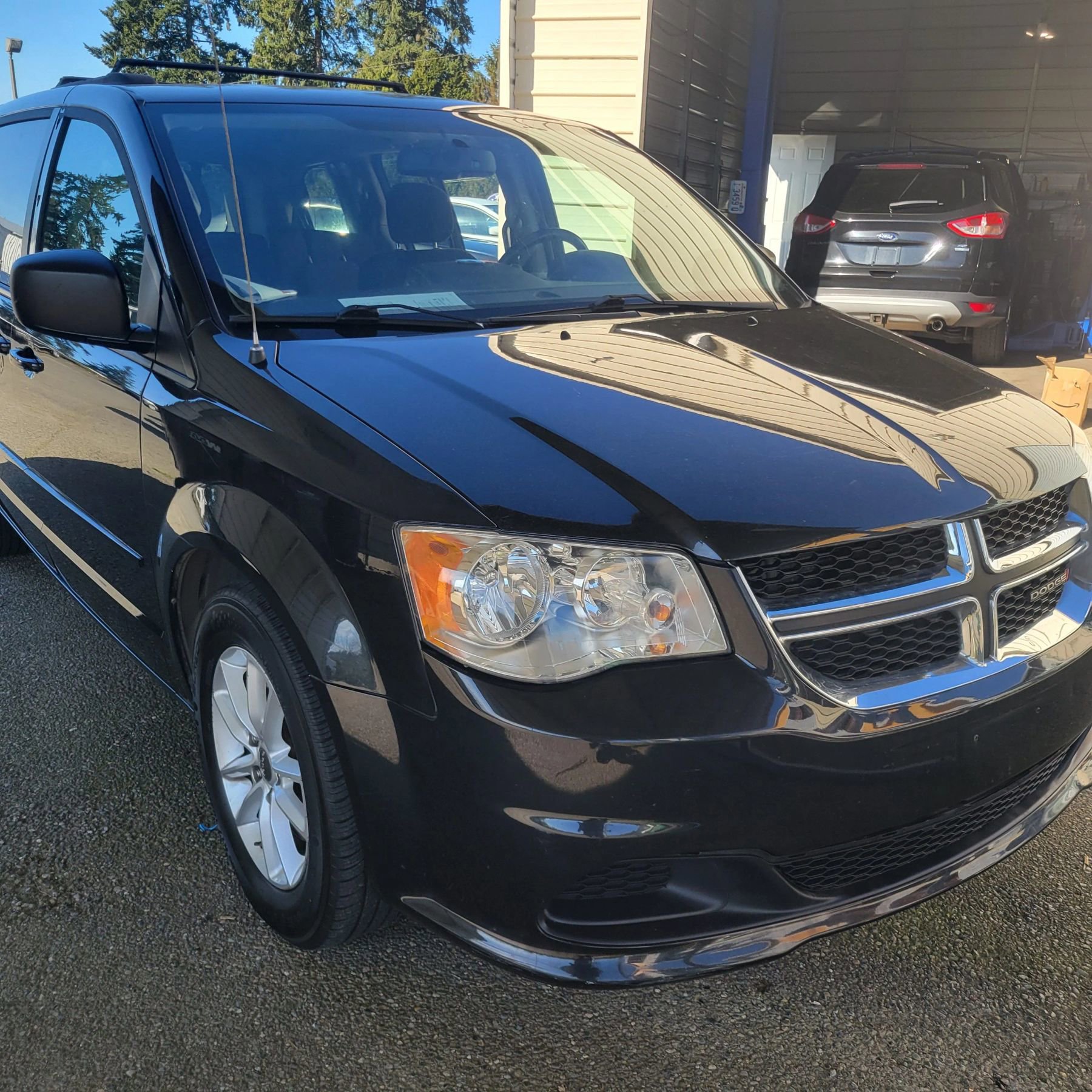 Used 2017 Dodge Grand Caravan SXT w/ Quick Order Package 29G SXT FWD image 2