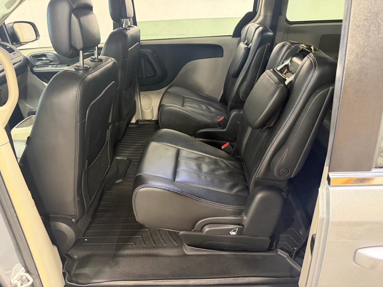 Used 2014 Chrysler Town & Country Touring FWD image 21