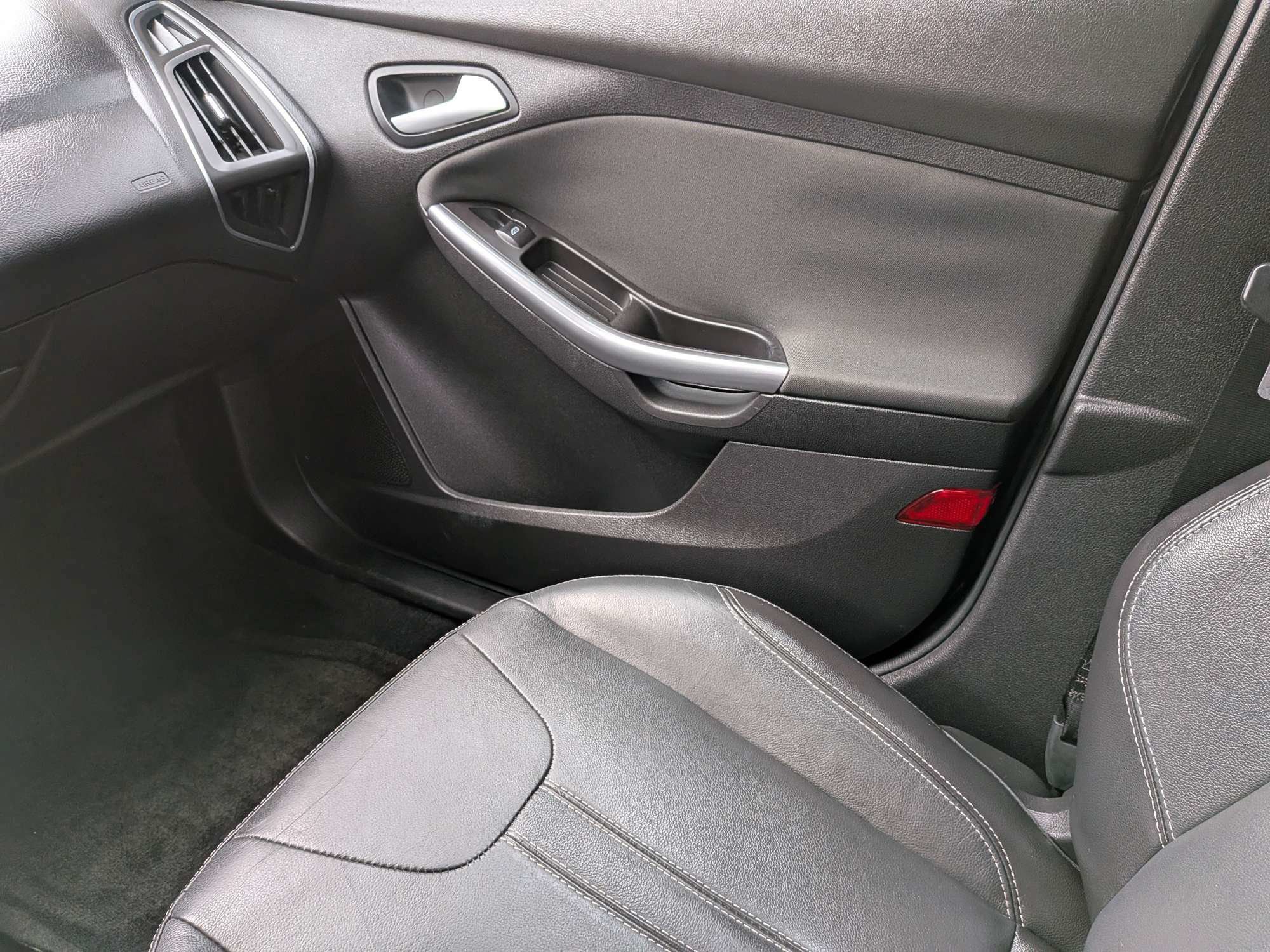 Used 2014 Ford Focus Titanium FWD image 18
