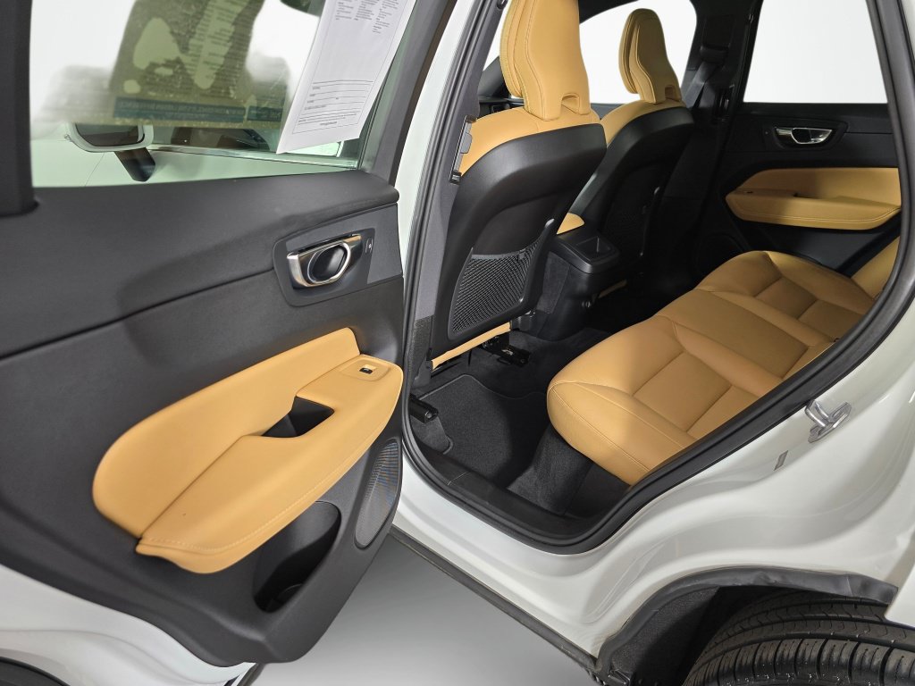 Used 2020 Volvo XC60 T6 Momentum AWD/4WD image 33