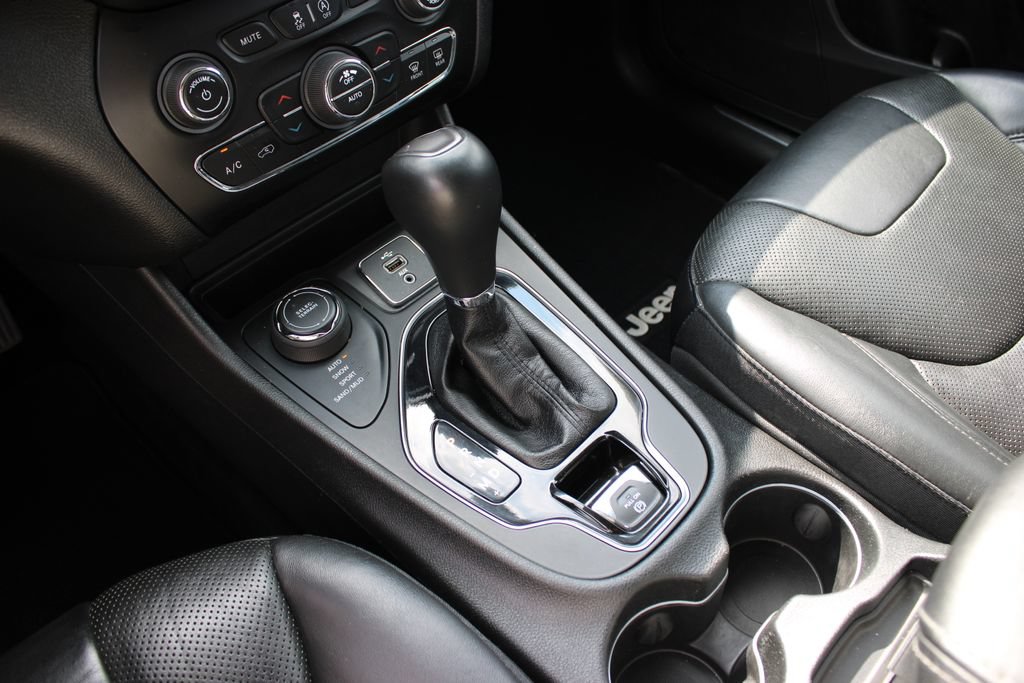 Used 2019 Jeep Cherokee Limited w/ Luxury Group AWD/4WD image 28