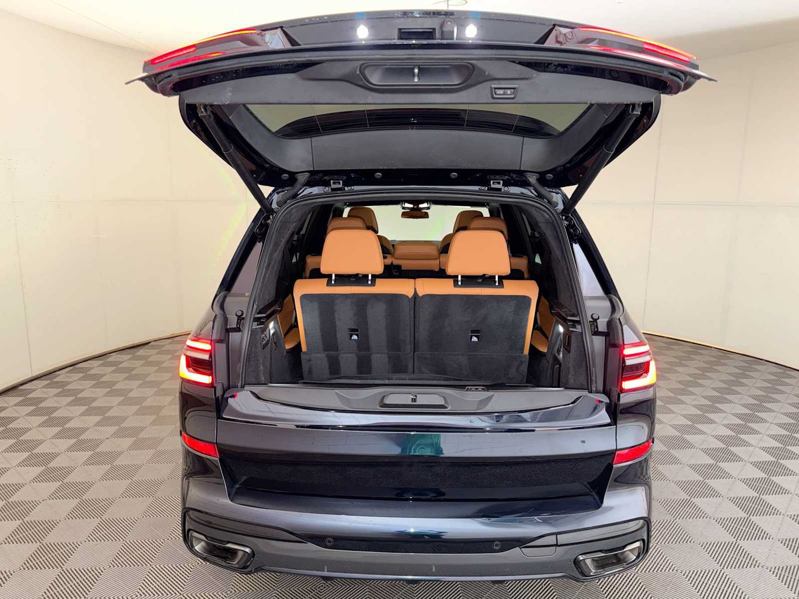 Used 2024 BMW X7 xDrive40i w/ M Sport Package AWD/4WD image 23