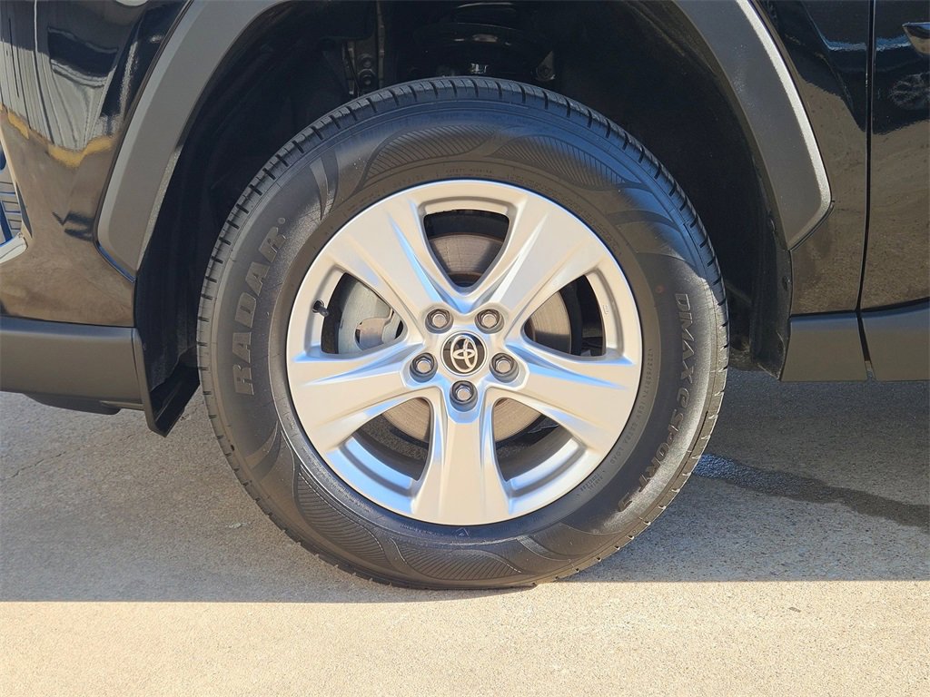 Used 2021 Toyota RAV4 XLE image 33