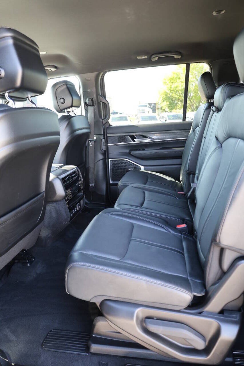 Used 2022 Jeep Wagoneer Series II AWD/4WD image 18
