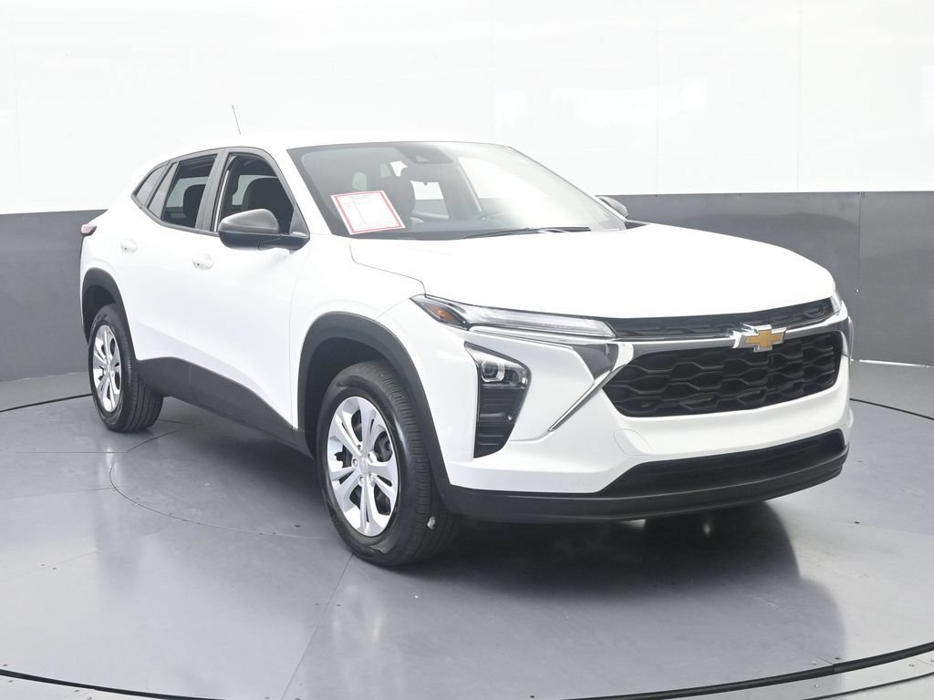 Used 2025 Chevrolet Trax LS FWD image 9