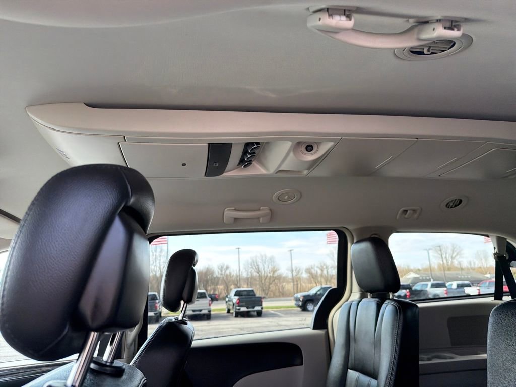 Used 2016 Chrysler Town & Country Touring image 21