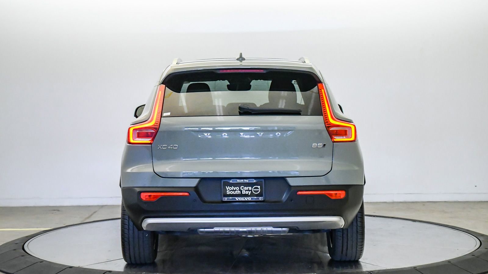 Certified 2025 Volvo XC40 B5 Core AWD/4WD image 3