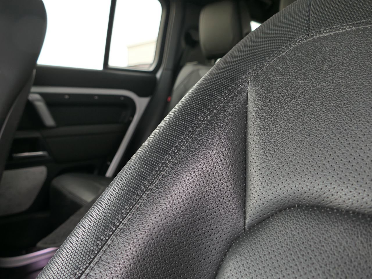 Used 2024 Land Rover Defender 130 X-Dynamic SE image 17