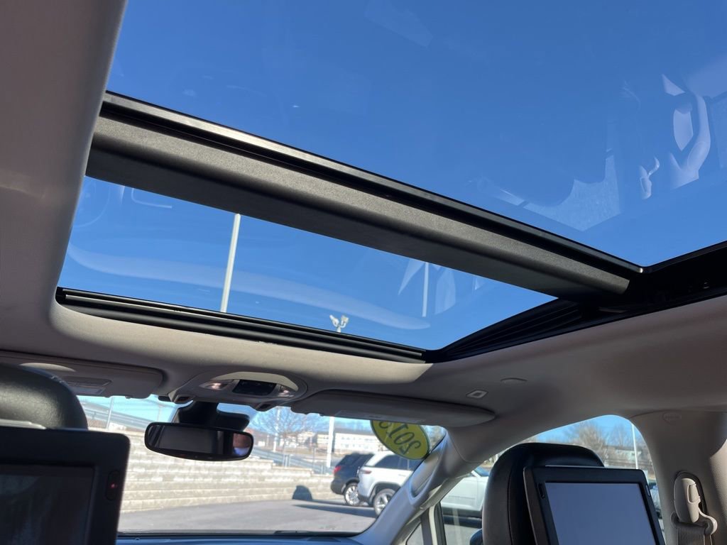 Used 2018 Chrysler Pacifica Limited w/ Tire & Wheel Group image 20